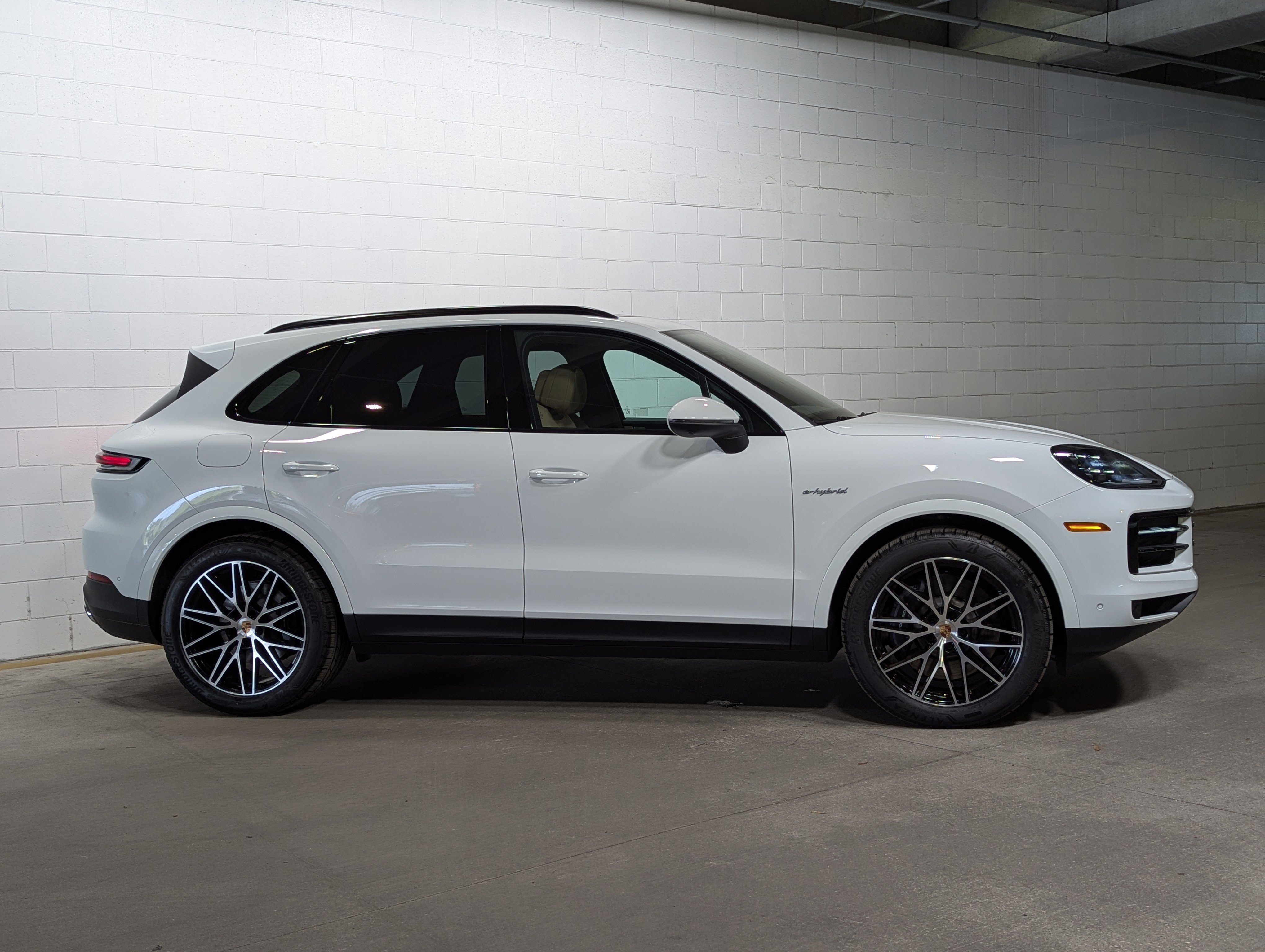 2025 Porsche Cayenne E-Hybrid photo 2