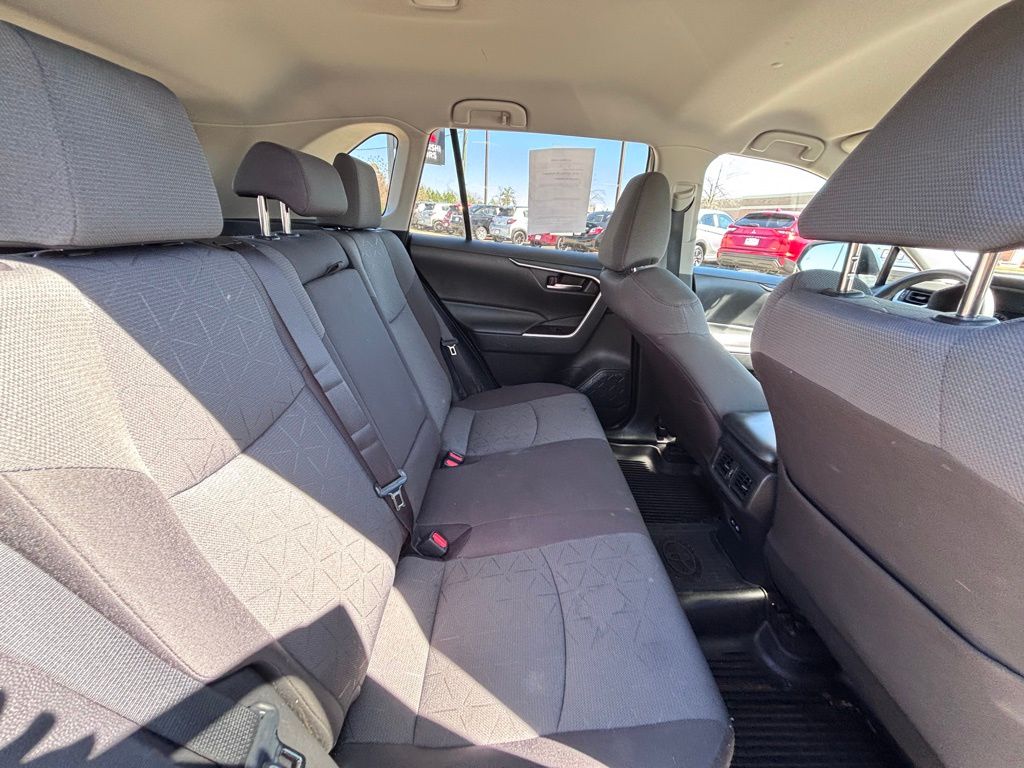 2022 Toyota RAV4 XLE photo 19