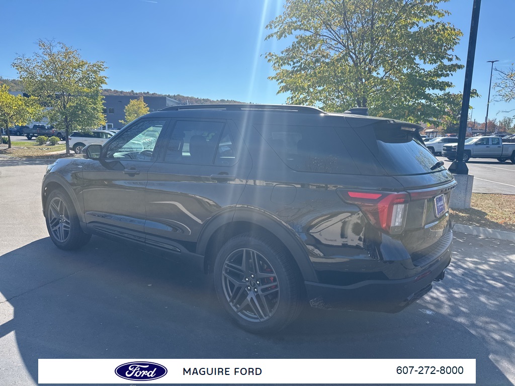 2025 Ford Explorer ST-Line photo 6