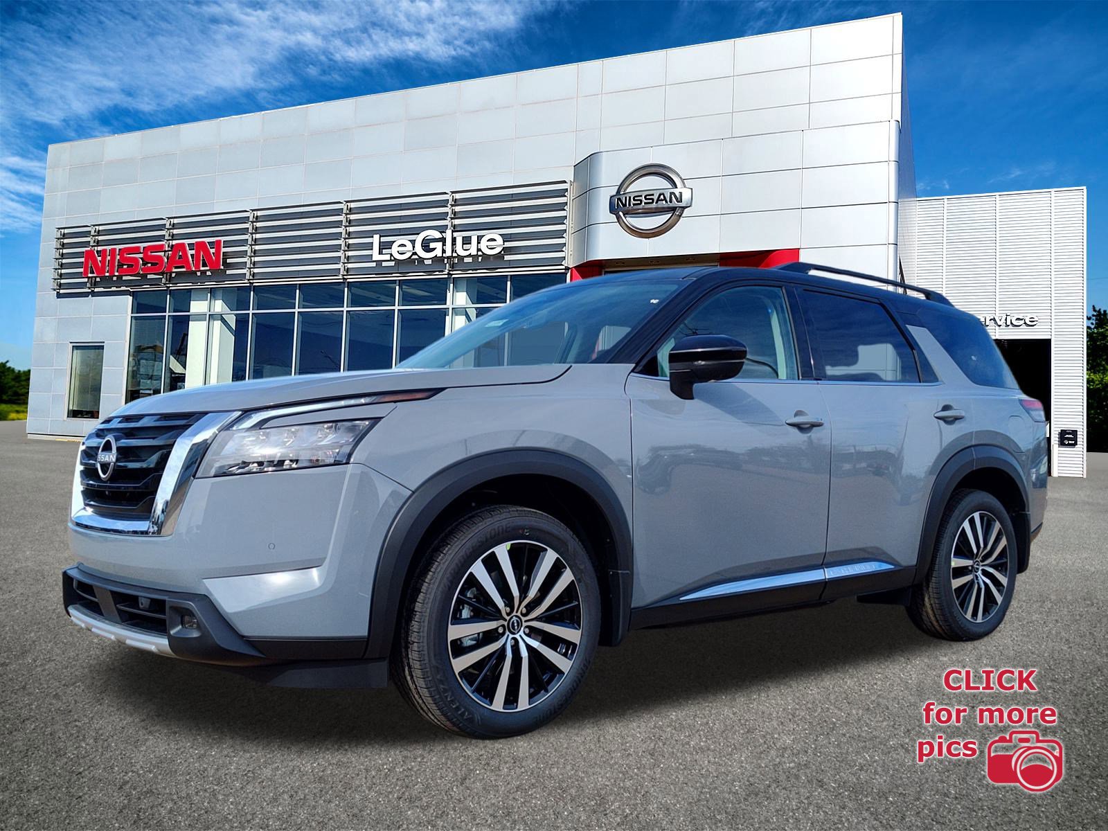 2025 Nissan Pathfinder Platinum's photo