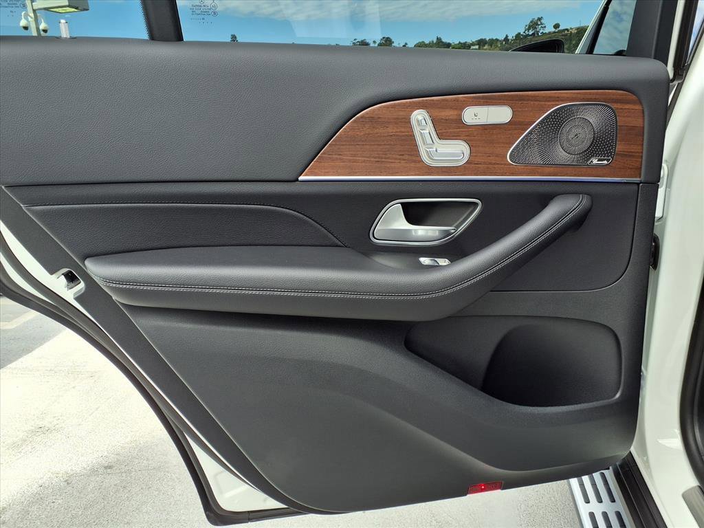 2026 Mercedes Benz GLS 450 4MATIC photo 14