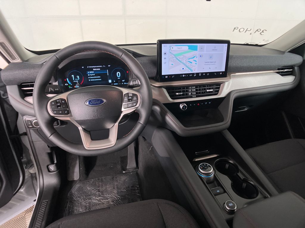 2025 Ford Explorer photo 4