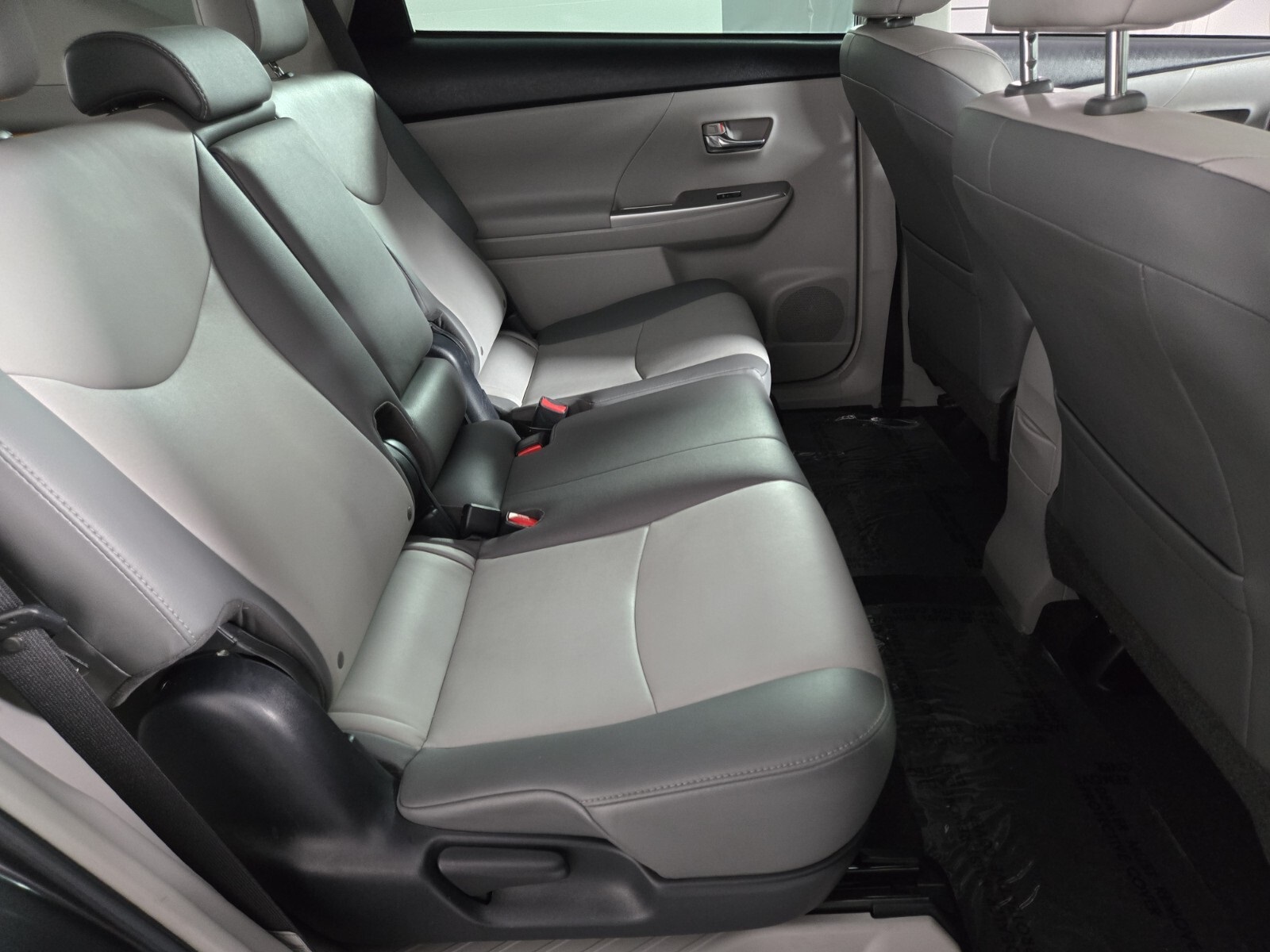 2015 Toyota Prius V Four photo 14