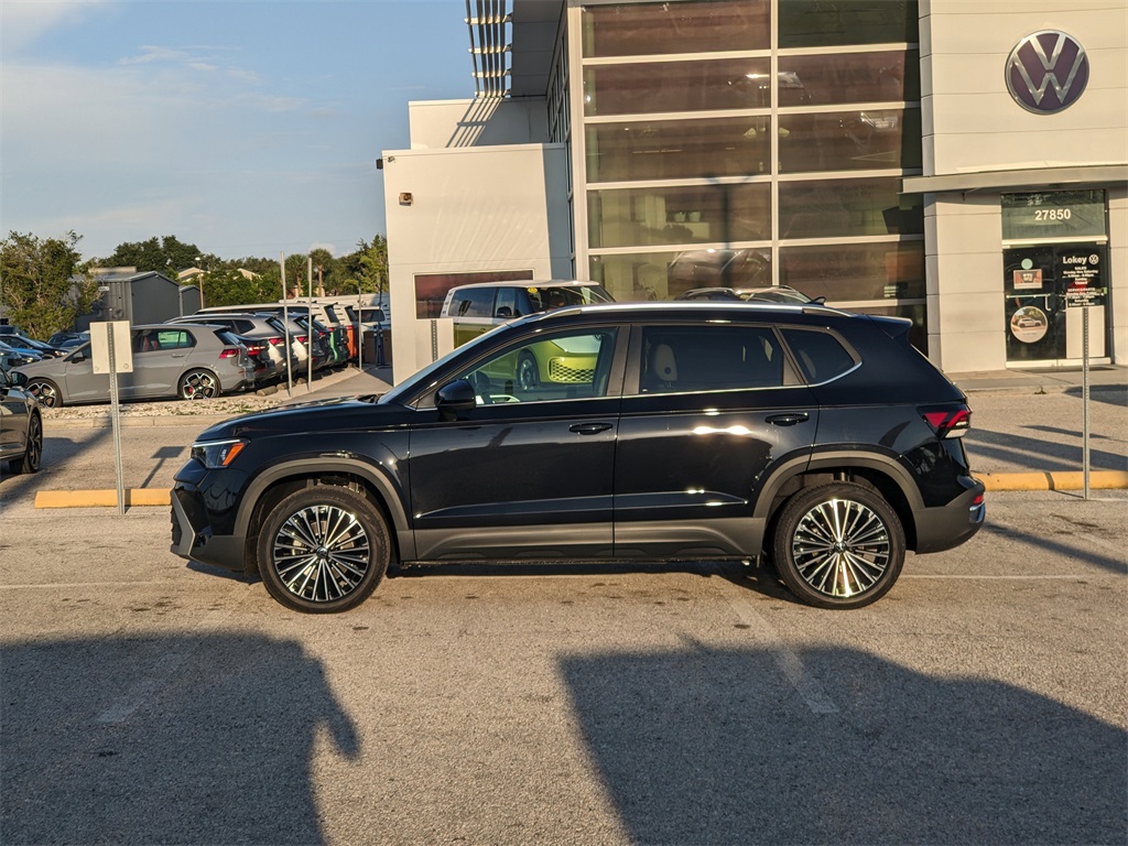 2025 Volkswagen Taos SE photo 4