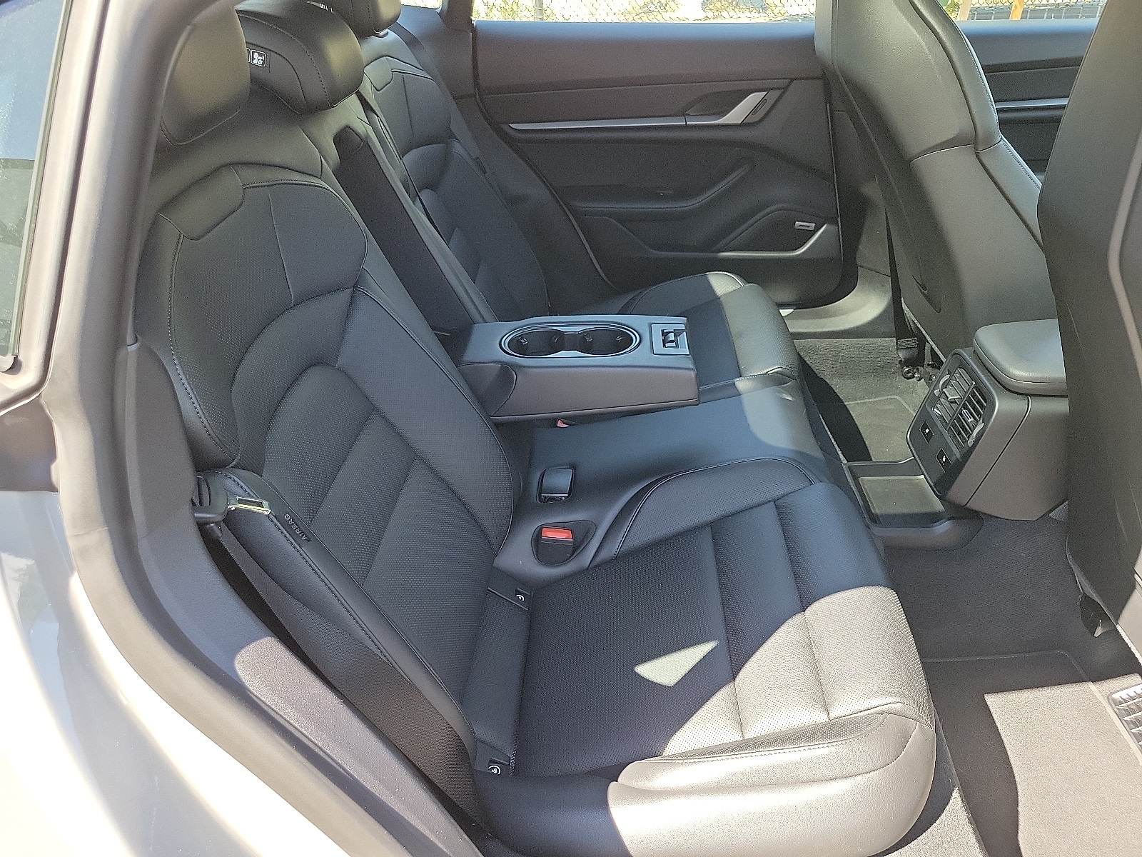 2025 Porsche Taycan photo 29