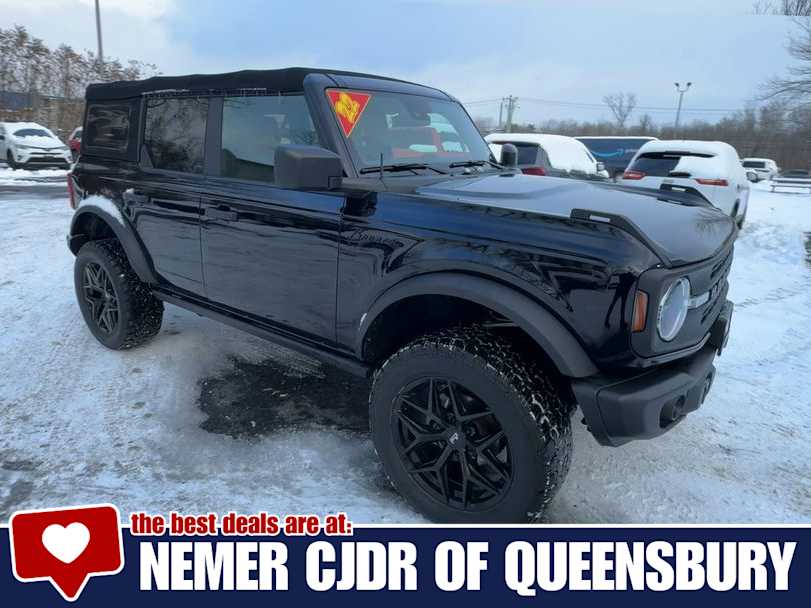 2022 Ford Bronco Black Diamond photo 2