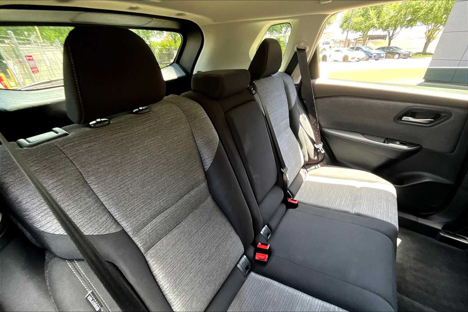 2023 Nissan Rogue SV photo 12