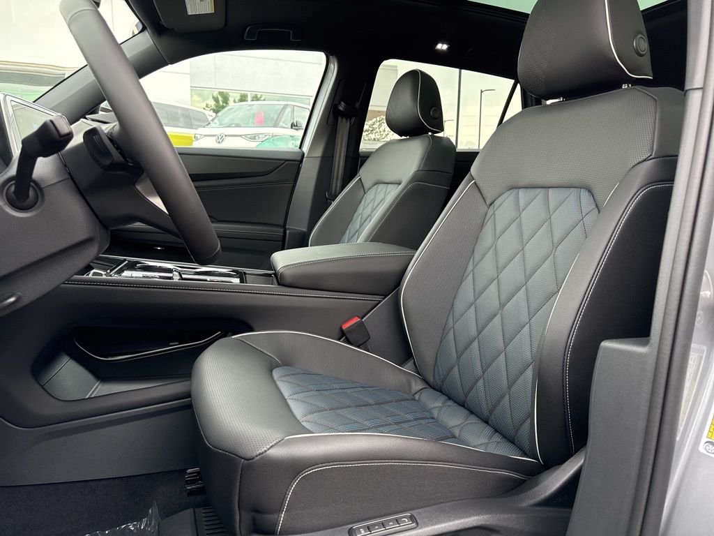 2025 Volkswagen Atlas Cross Sport SEL Premium R-Line photo 7