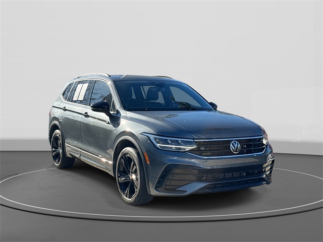 2023 Volkswagen Tiguan SE R-LINE BLACK's photo