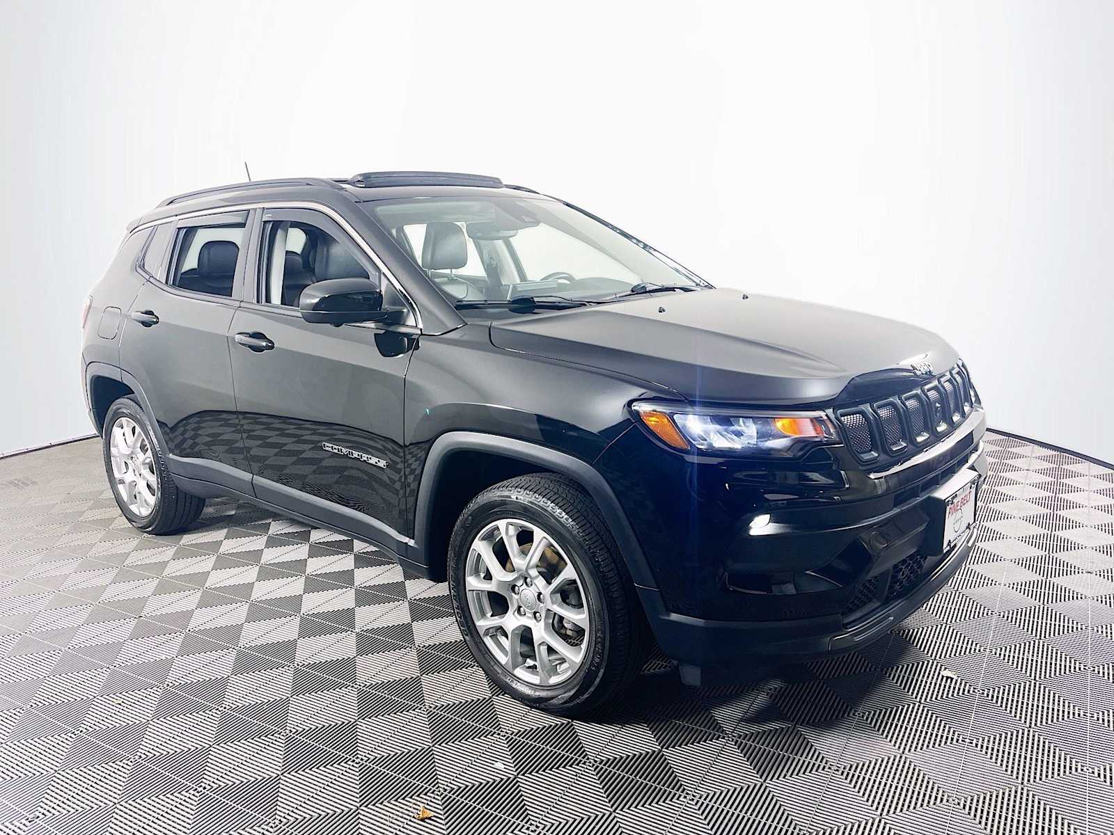2022 Jeep Compass Latitude Lux photo 3