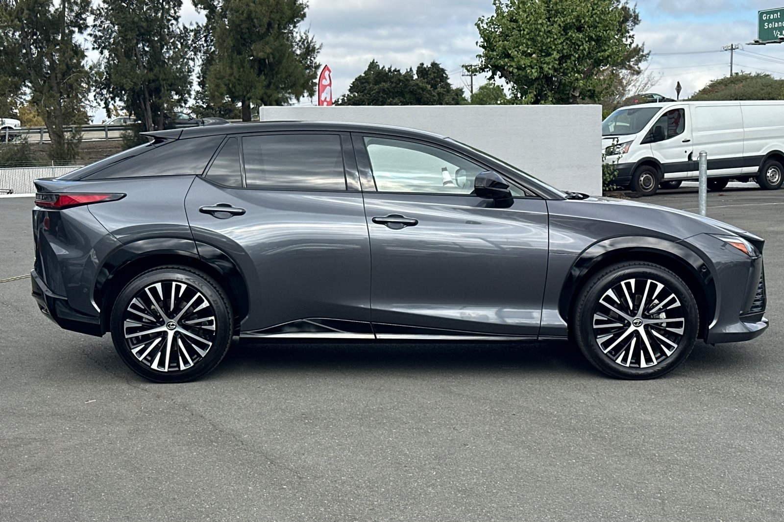 2023 Lexus RZ 450e Luxury photo 3