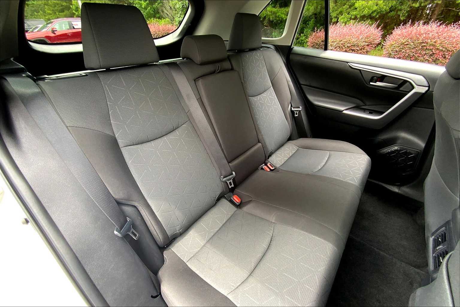 2024 Toyota RAV4 XLE photo 17