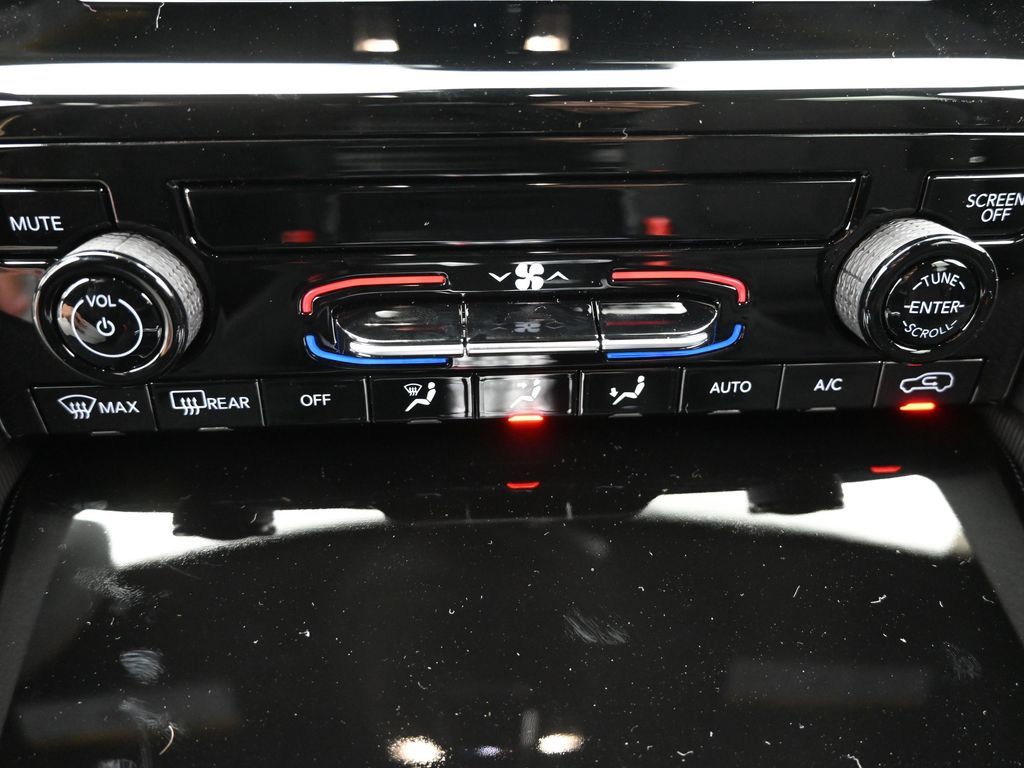 2025 Jeep Grand Cherokee Laredo photo 14