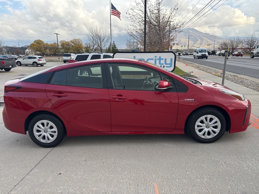 2022 Toyota Prius LE photo 2