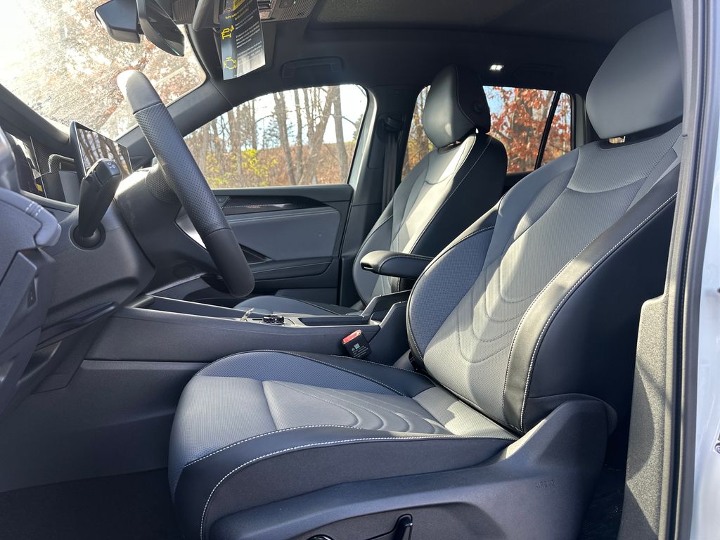 2026 Volkswagen Tiguan SE R-Line Black photo 3