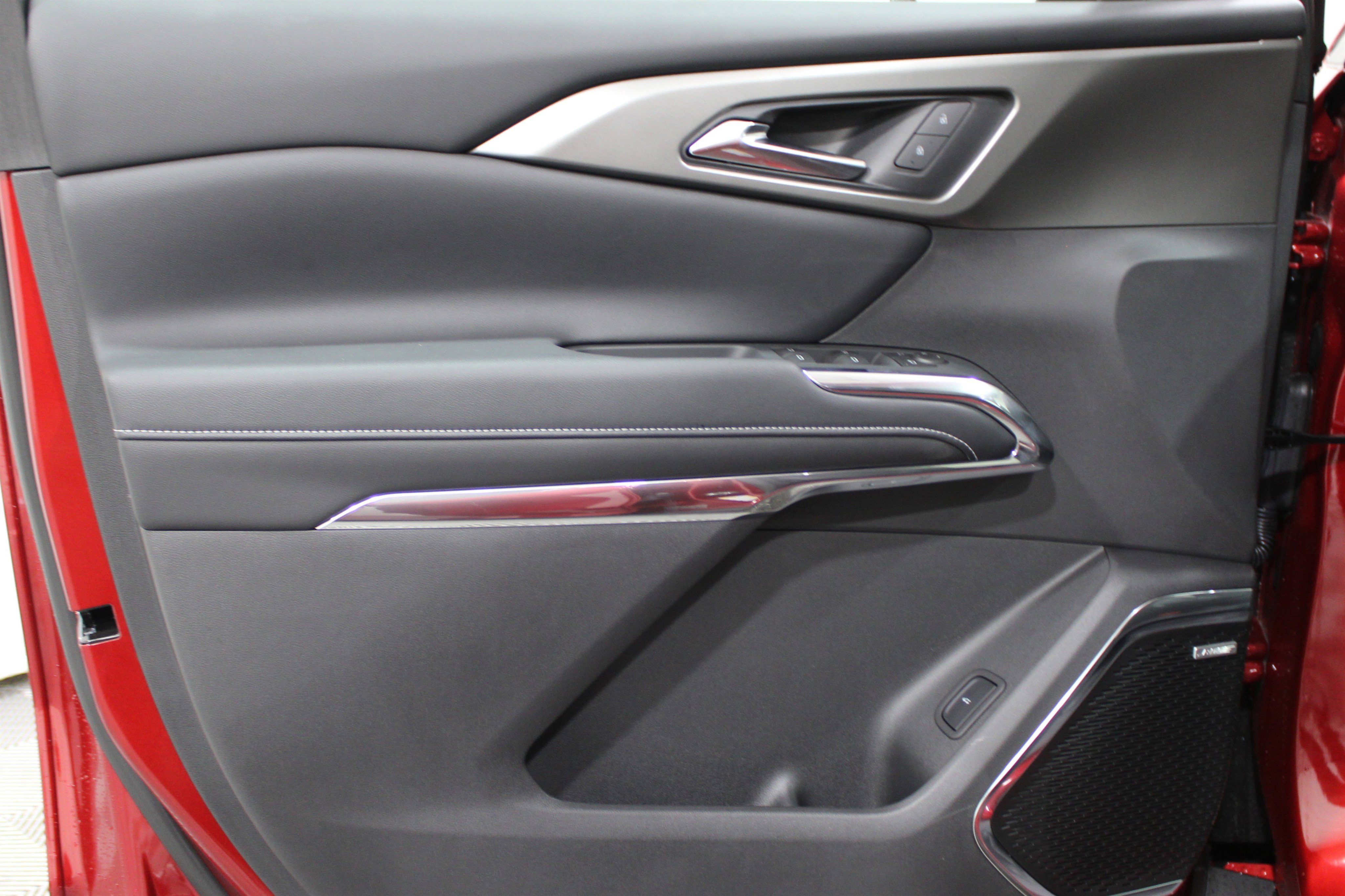 2025 Chevrolet Traverse photo 2