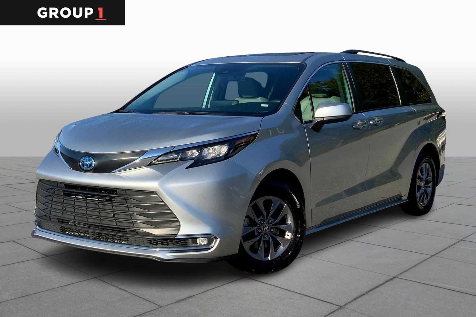 2024 Toyota Sienna XLE's photo