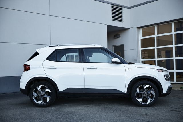 2022 Hyundai Venue SEL Limited photo 2