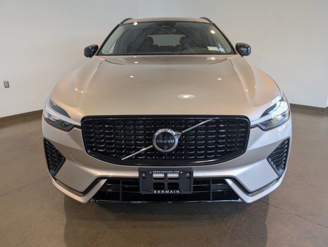 2025 Volvo XC60 B5 Plus photo 2