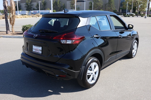 2025 Nissan Kicks Play S photo 2