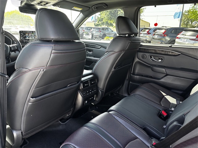 2025 Honda Pilot Black Edition photo 19