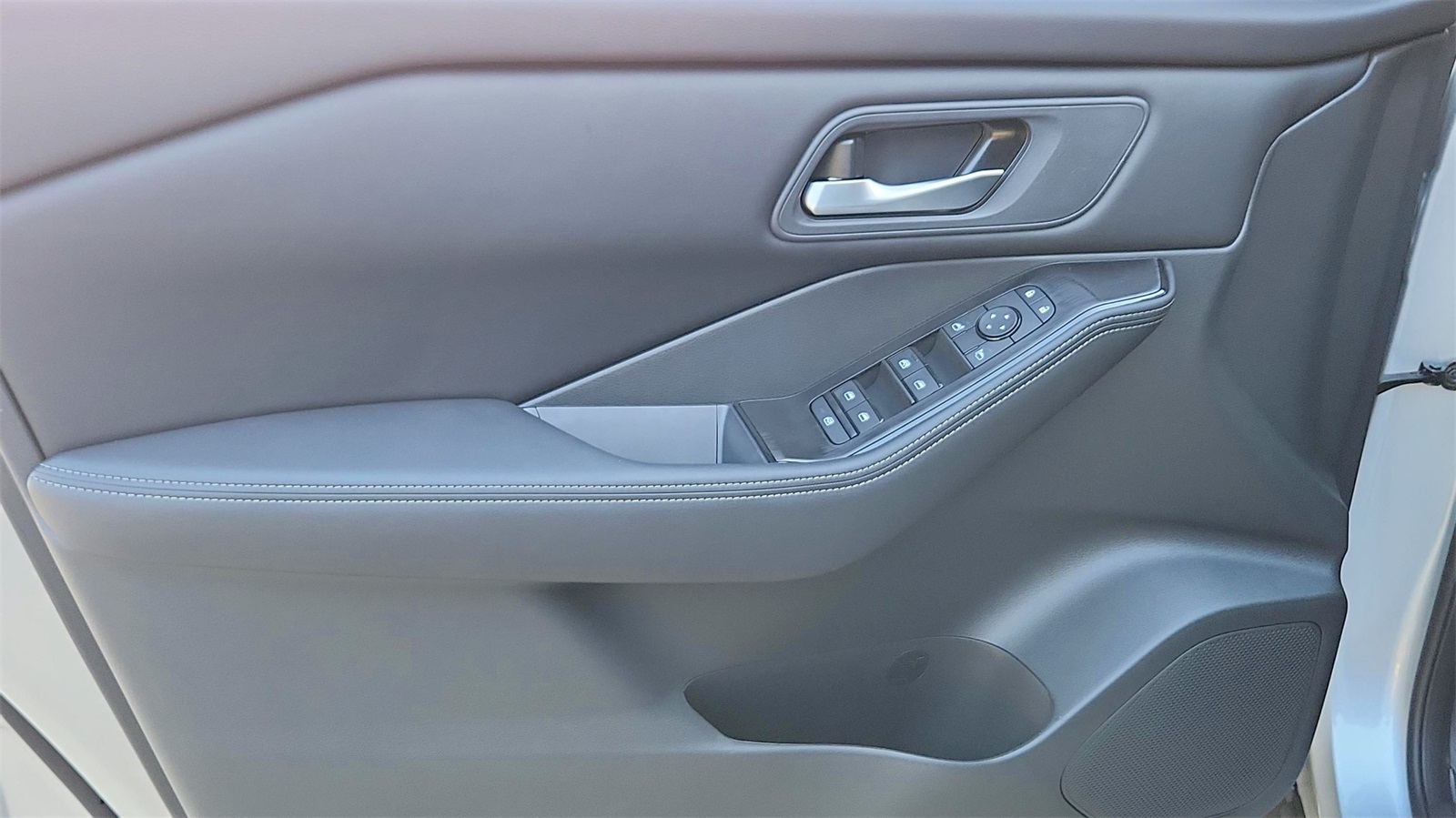 2025 Nissan Rogue SV photo 16