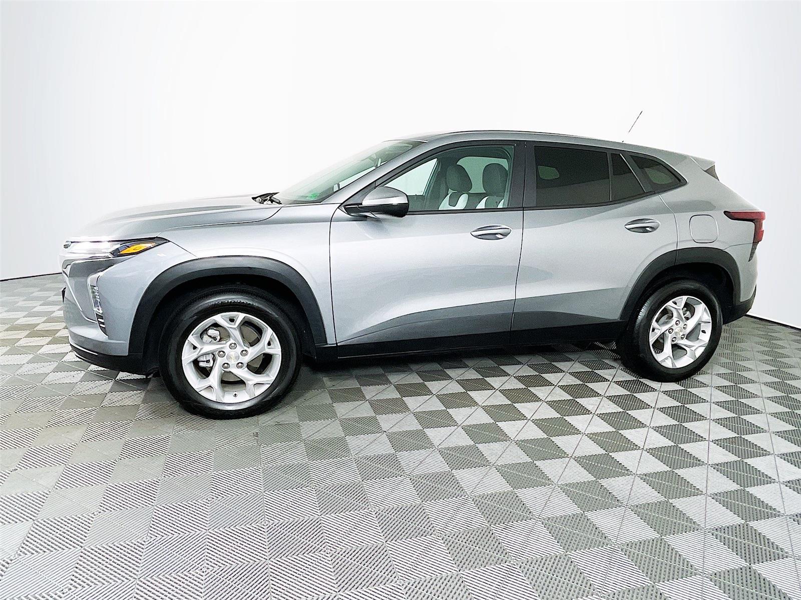 2024 Chevrolet Trax LS photo 4