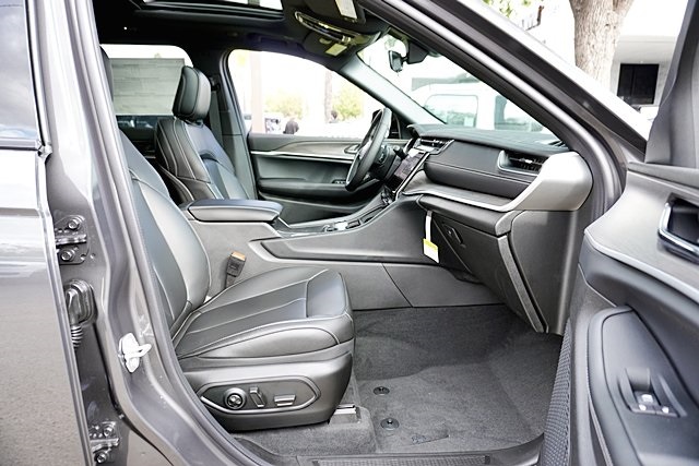 New 2025 Baltic Gray Metallic Clear-Coat Exterior Paint Jeep Limited image 14