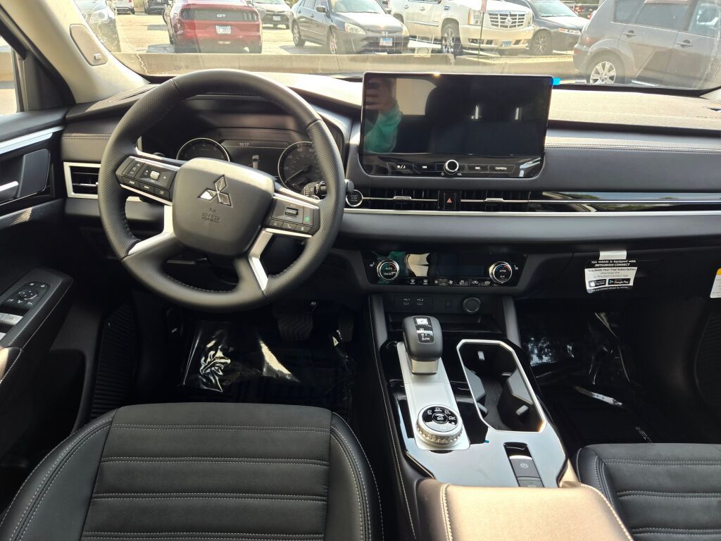 2025 Mitsubishi Outlander SE photo 12