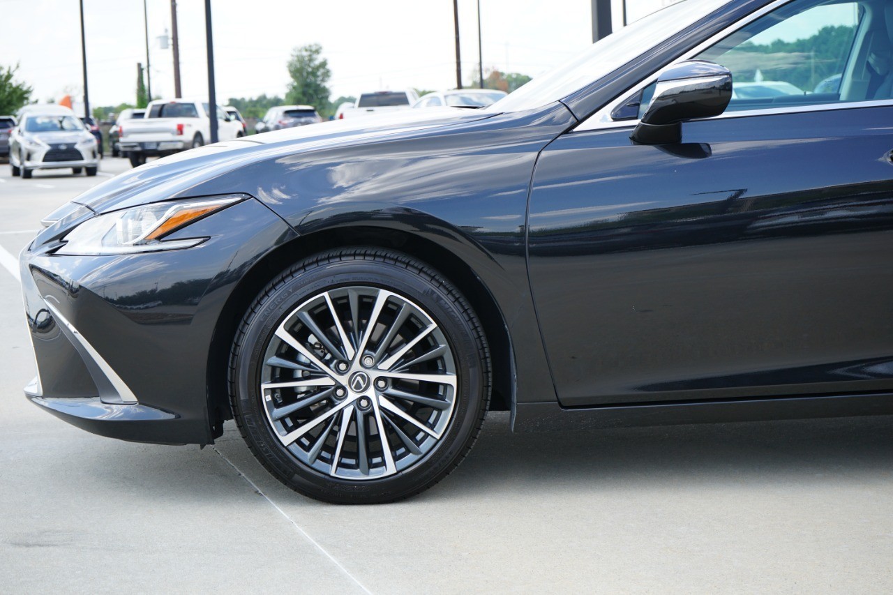 2025 Lexus ES 350 photo 10