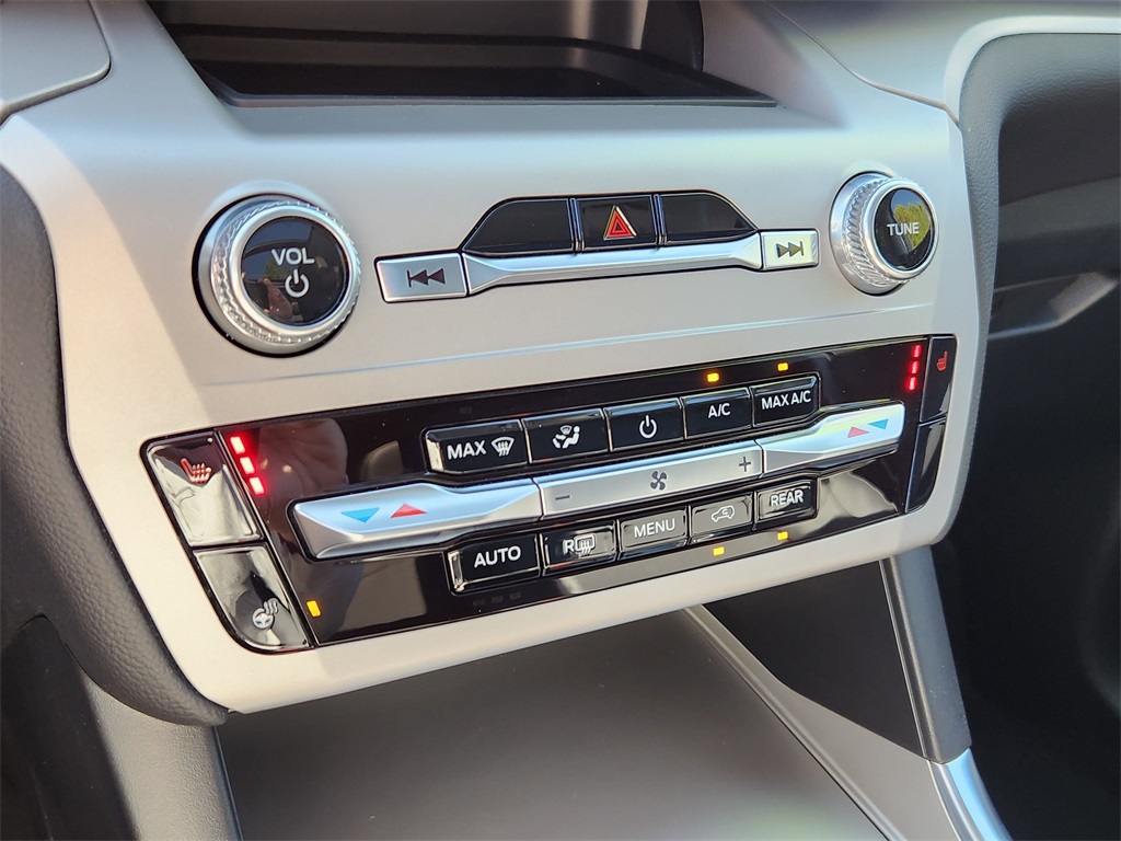 2023 Ford Explorer XLT photo 25