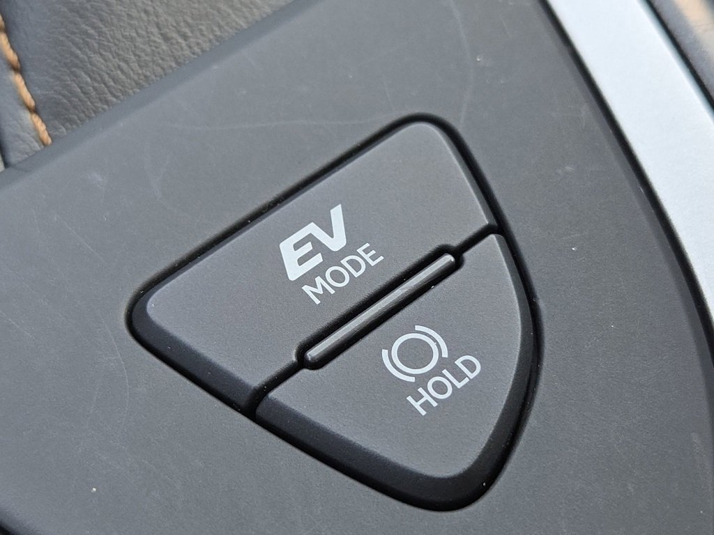 2020 Lexus UX 250h Premium photo 14