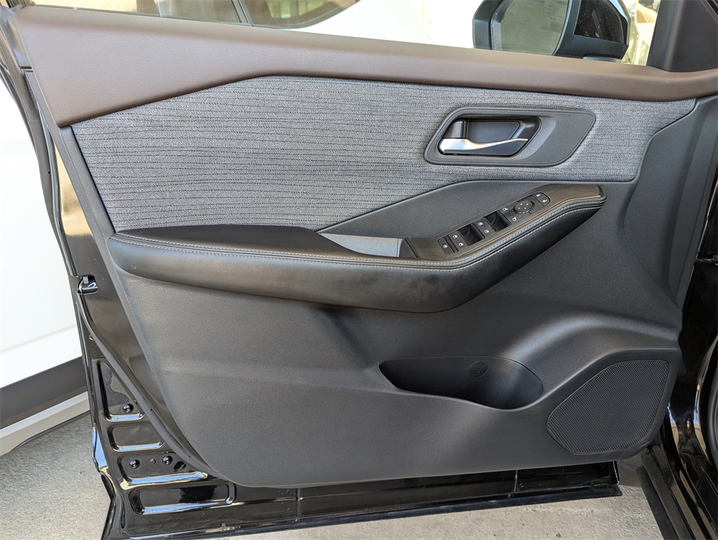 2023 Nissan Rogue SV photo 16