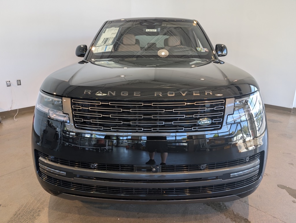 2025 Land Rover Range Rover SE photo 2