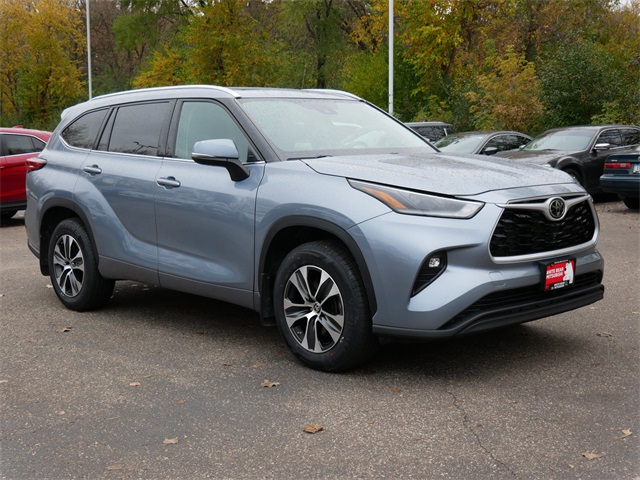 Used 2021 Toyota Highlander XLE with VIN 5TDGZRBH8MS117081 for sale in White Bear Lake, Minnesota