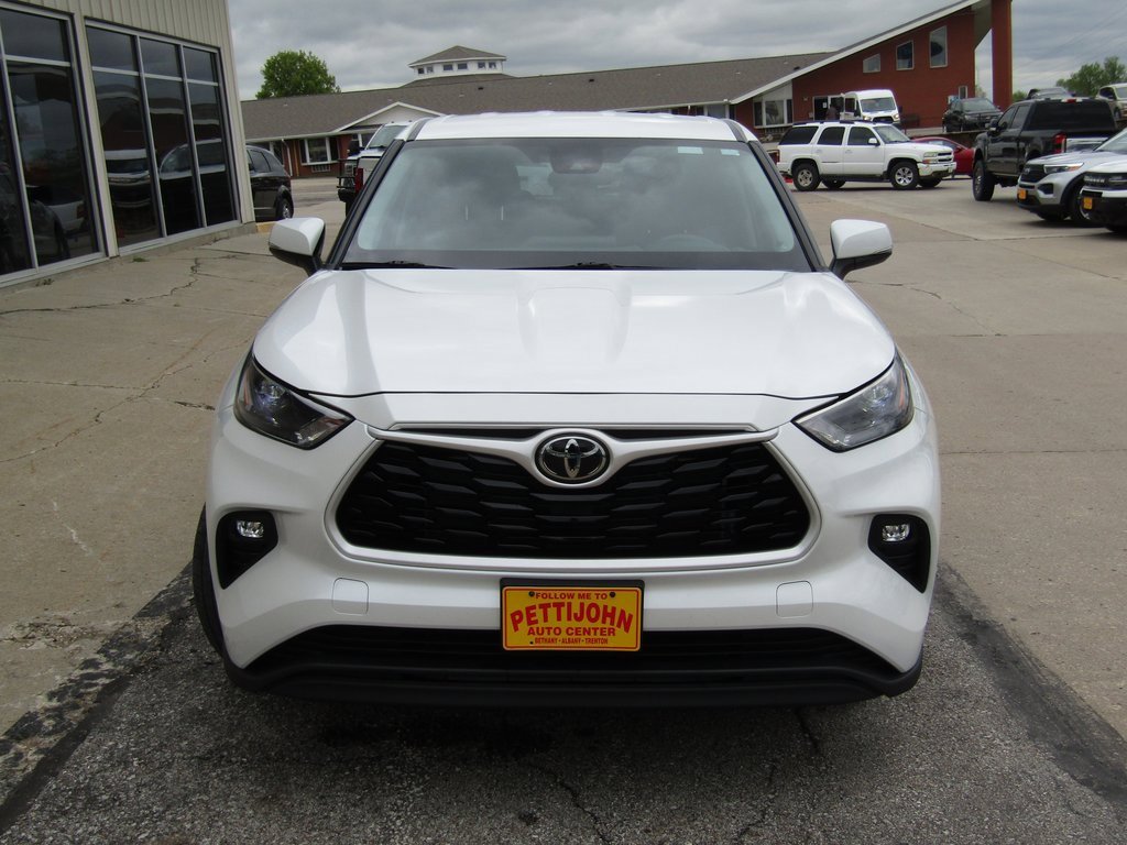 2024 Toyota Highlander LE photo 14