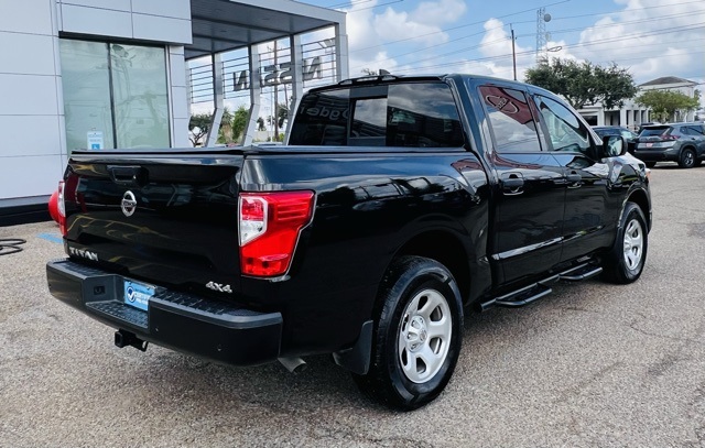 2022 Nissan Titan S photo 2