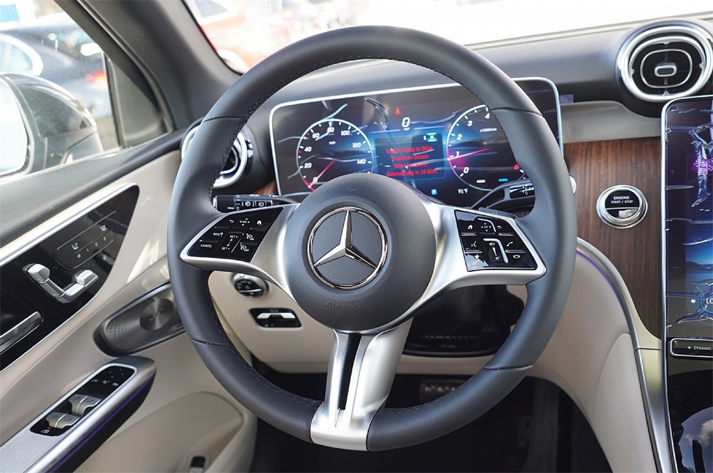 2025 Mercedes Benz GLC 300 photo 17