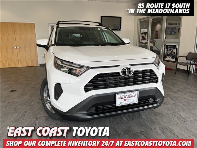 2025 Toyota RAV4 XLE's photo