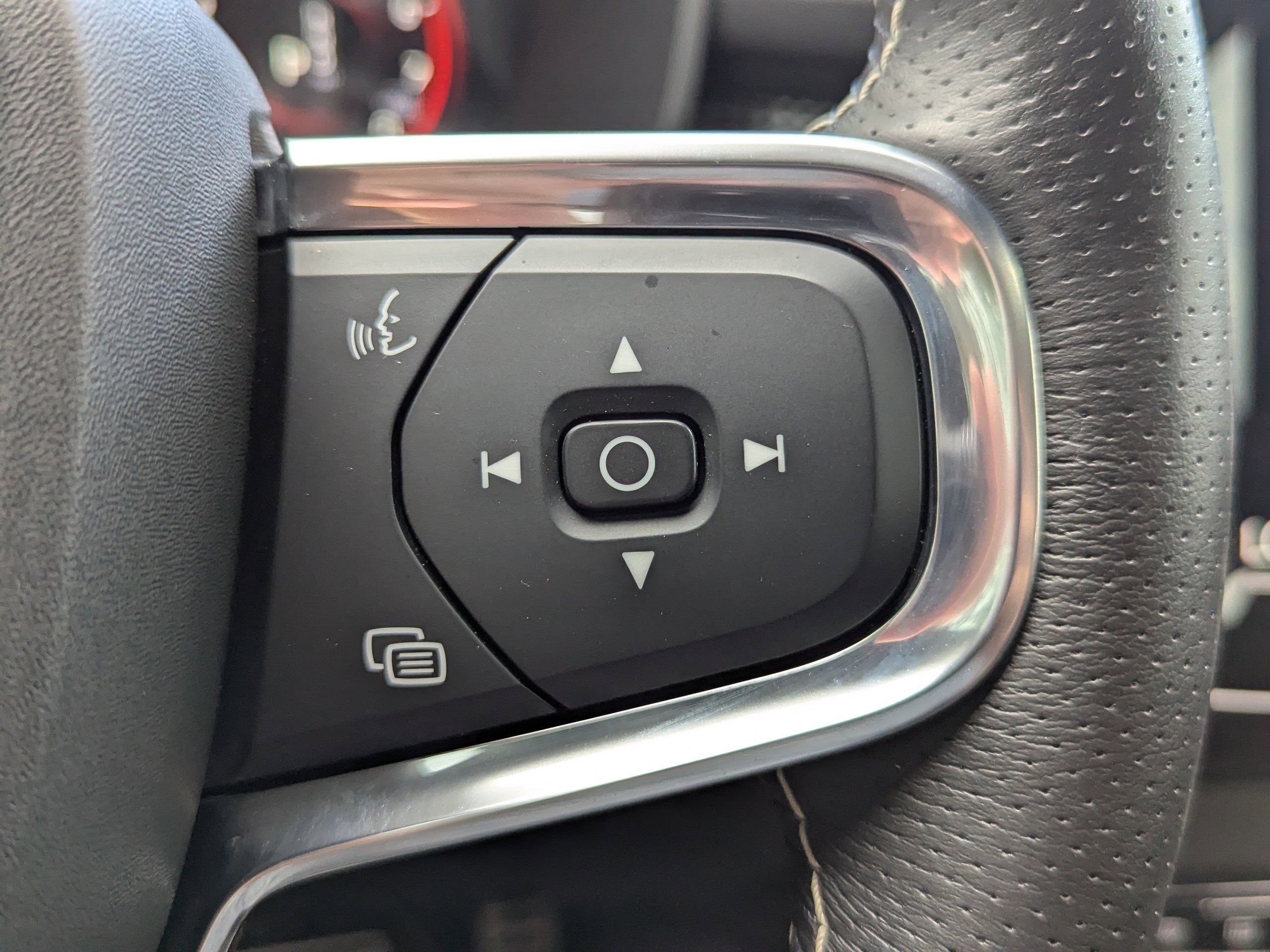 2021 Volvo XC40 R-Design photo 27