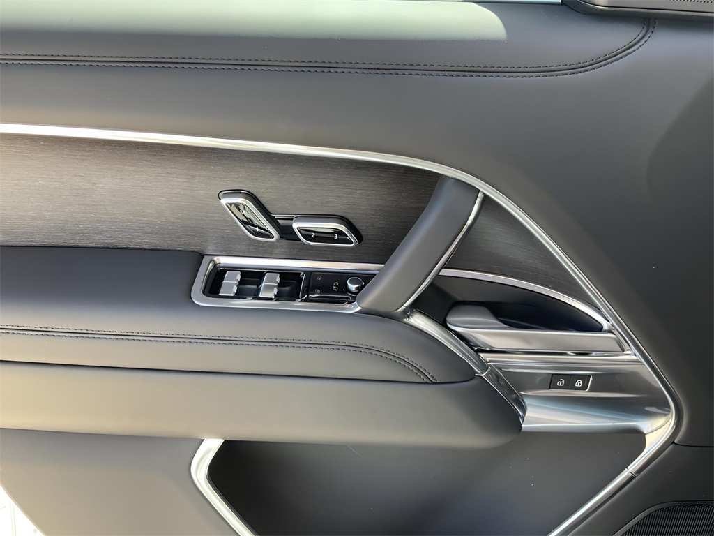 2025 Land Rover Range Rover SE photo 11