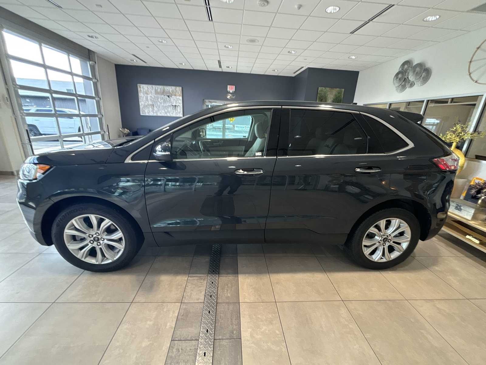 2024 Ford Edge Titanium photo 6