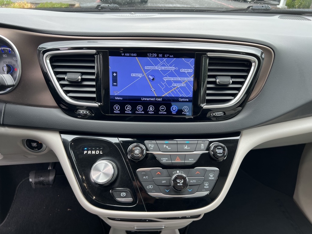 2017 Chrysler Pacifica Touring Plus photo 19