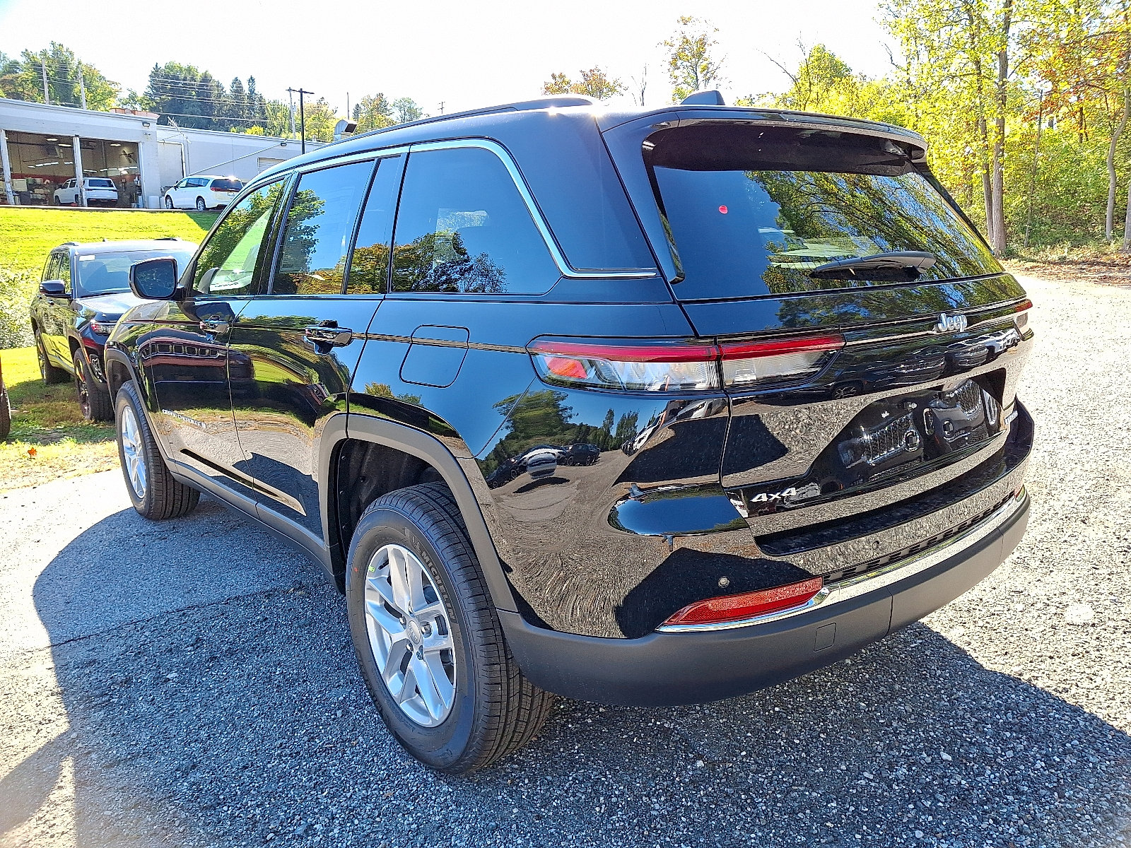 2025 Jeep Grand Cherokee Laredo Altitude photo 3