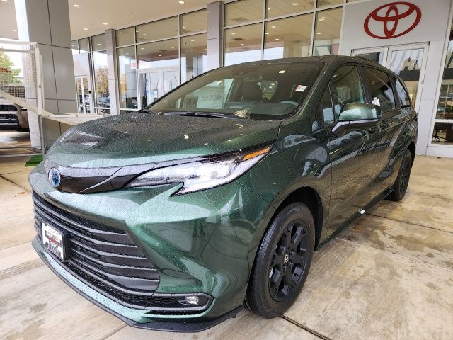 2025 Toyota Sienna Woodland Edition photo 4