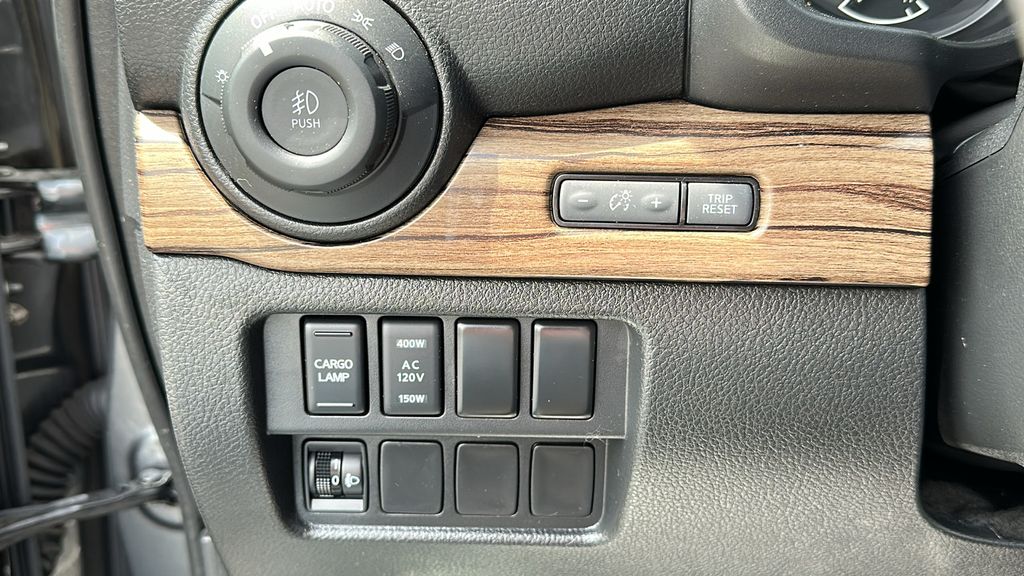2021 Nissan Titan SL photo 13