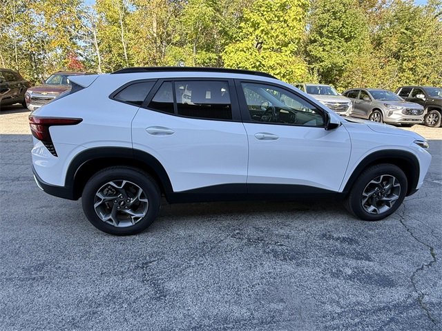 2025 Chevrolet Trax LT photo 4