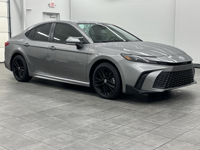 2025 Toyota Camry SE's photo