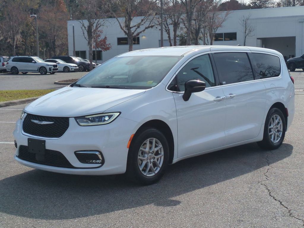 2024 Chrysler Pacifica Touring L's photo