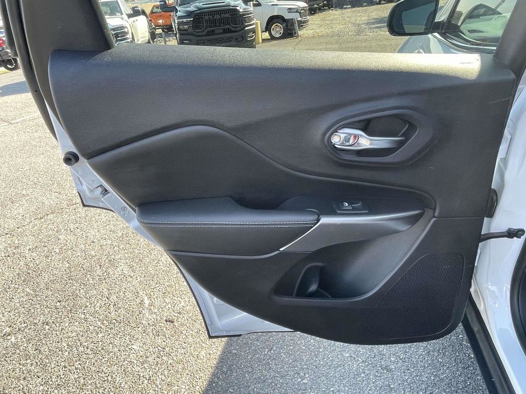 2019 Jeep Cherokee Latitude photo 20